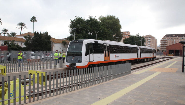 Zug fährt in den Bahnhof Dénia ein