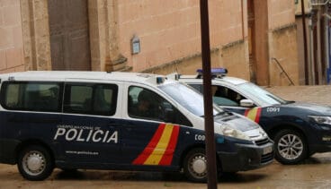 vehiculos de la policia nacional en la plaza de la constitucio de denia archivo