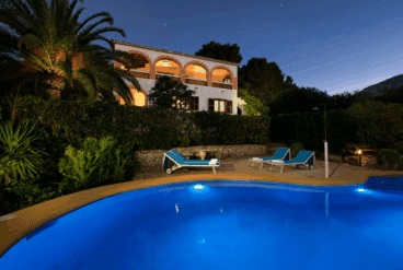 Villa Marta iluminada de noche