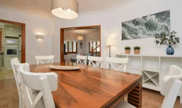 Zona de comedor con mesa de madera