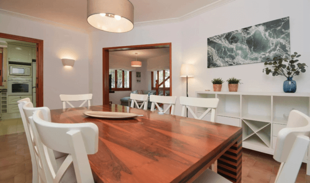 zona de comedor con mesa de madera