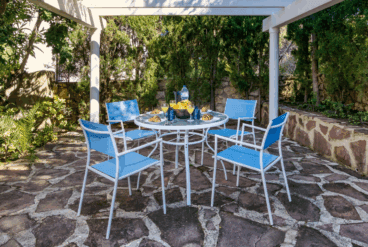 Zona de comedor exterior bajo una pérgola