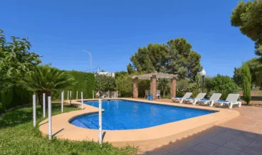 Zona de comedor junto a la piscina de la vivienda