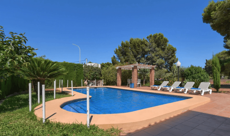 Zona de comedor junto a la piscina de la vivienda