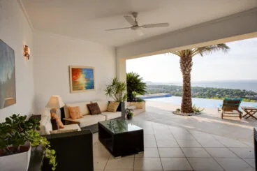 Zona de descanso cubierta con mobiliario exterior