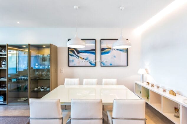 zona para comer del salon para hasta ocho personas