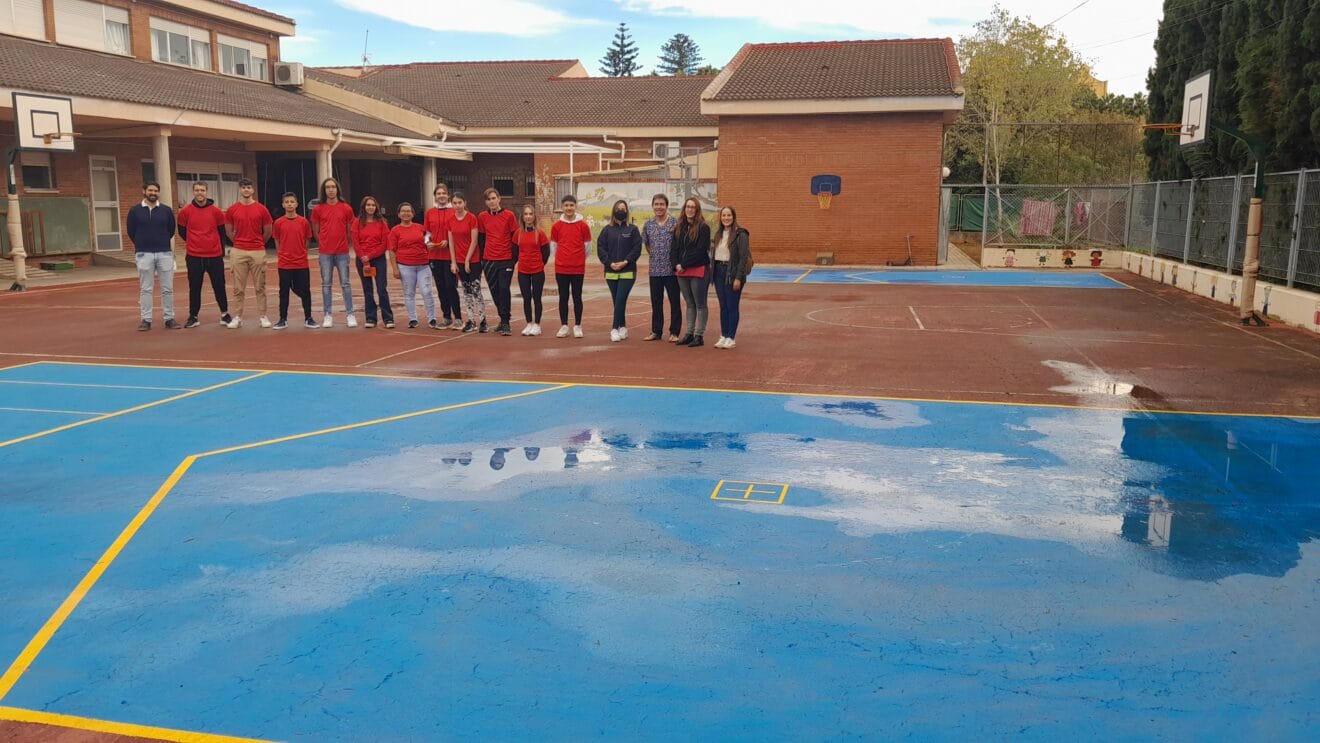 Alumnos de Creama junto a la pista de boccia en el Raquel Payá