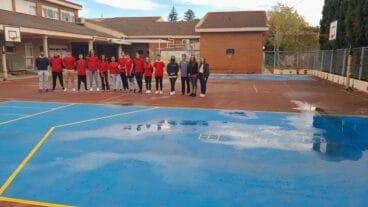 alumnos de creama junto a la pista de boccia en el raquel paya