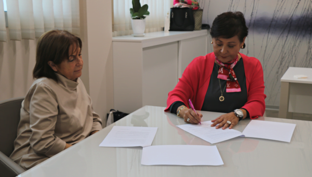 Bild: Ana Vasbinder und die Präsidentin von Amunt Against Cancer, Isabel Llorca