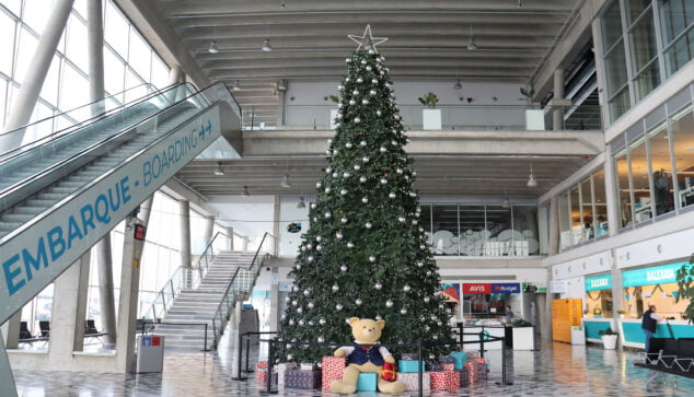 Imagen: Árbol de Navidad en la estación marítima de Baleària