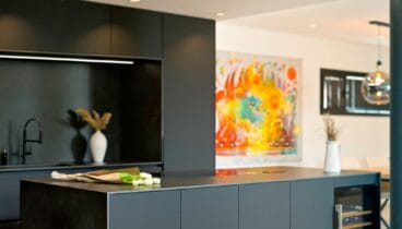 Cocina con campana extractora de superficie