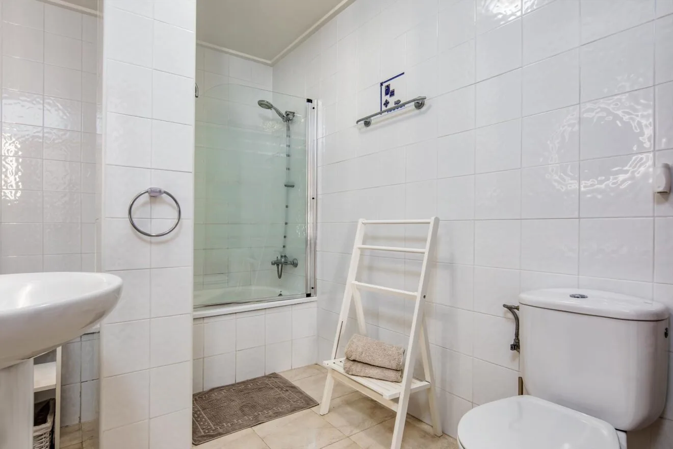 Cuarto de baño completo con bañera