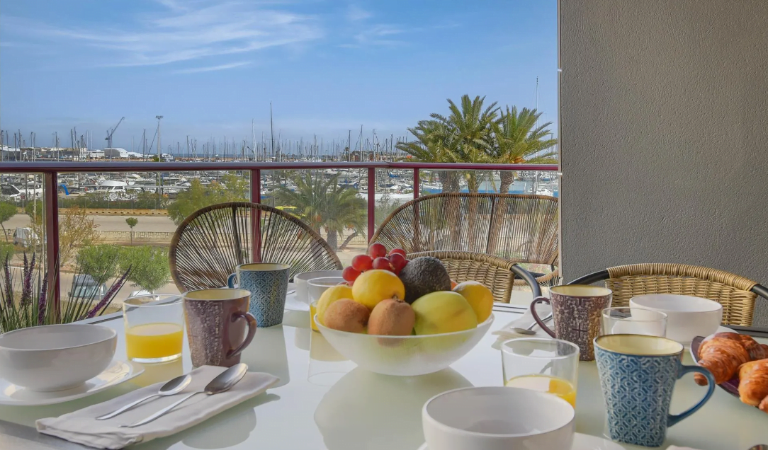Desayunos al aire libre con vistas al puerto de Dénia