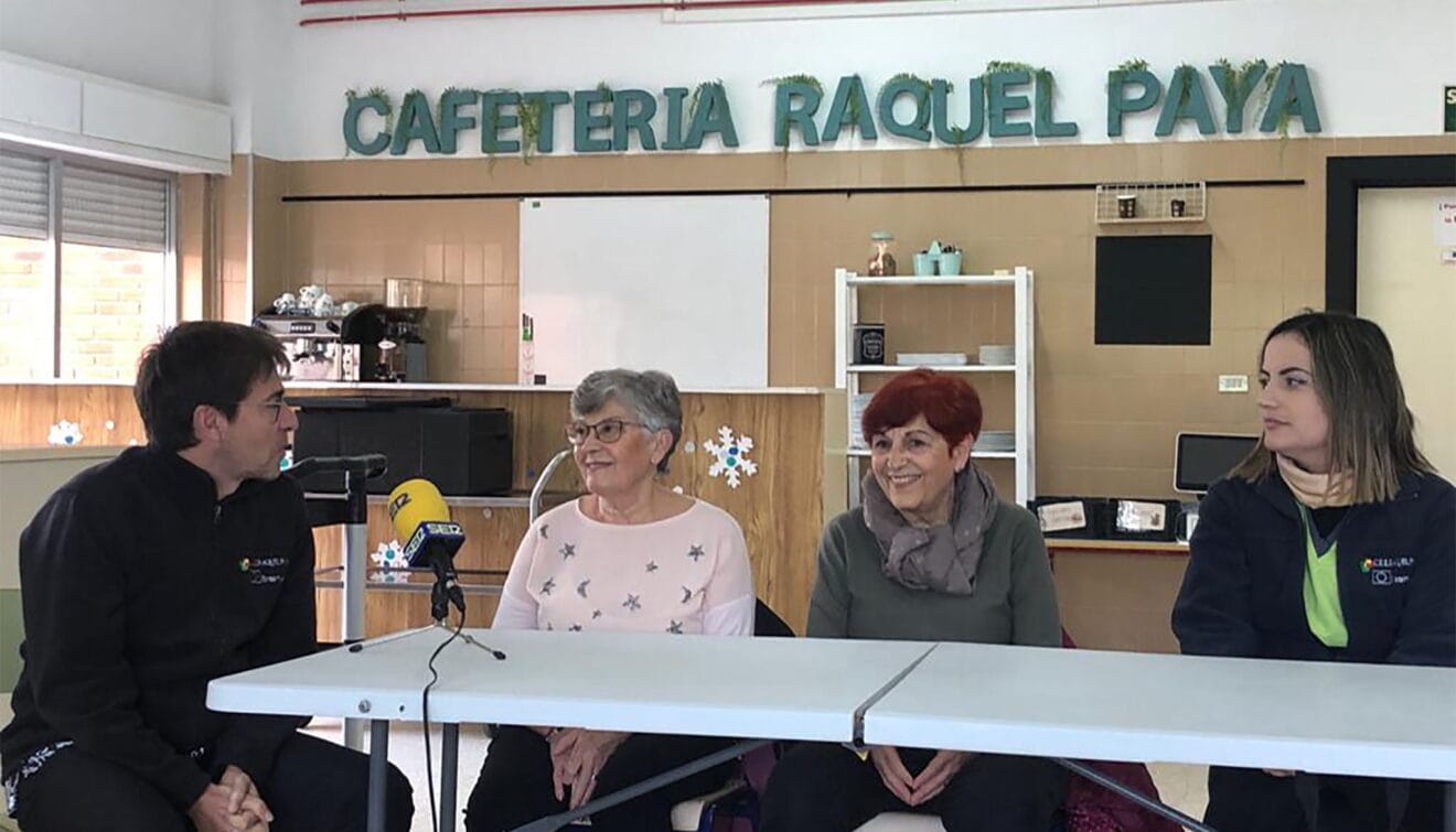 Directiva del Raquel Payá junto a las representantes de la Asociación de Amas de Casa de Dénia durante la presentación de la obra