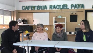 directiva del raquel paya junto a las representantes de la asociacion de amas de casa de denia durante la presentacion de la obra