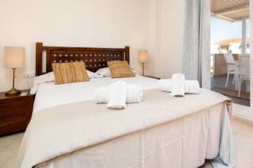 Dormitorio principal con acceso a la terraza