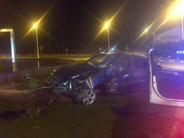 el vehiculo tras chocar contra la rotonda de denia