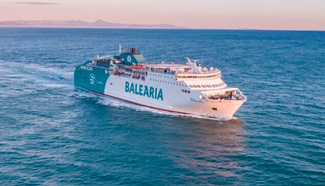 Imagen: Embarcación de Baleària navegando entre la península y las islas