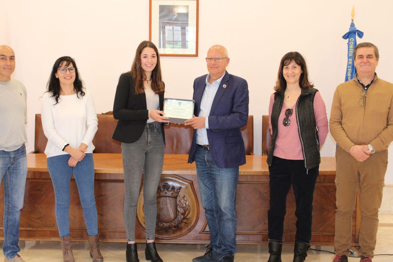 Entrega del reconocimiento a Claudia Lledó