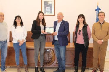 Entrega del reconocimiento a Claudia Lledó