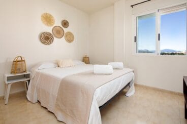 Espacioso dormitorio doble con vistas al Montgó