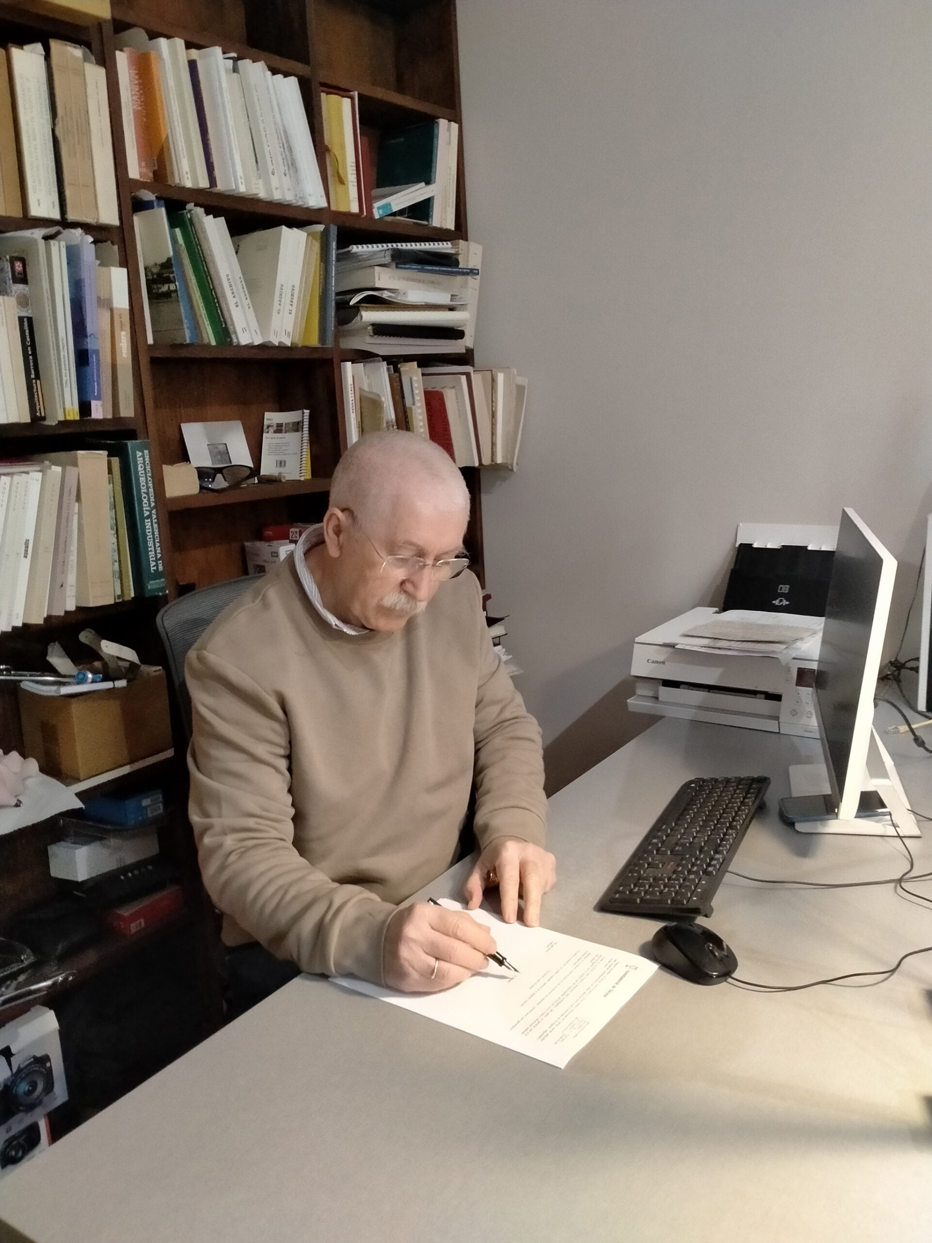 Josep Ivars firmando los documentos de la donación