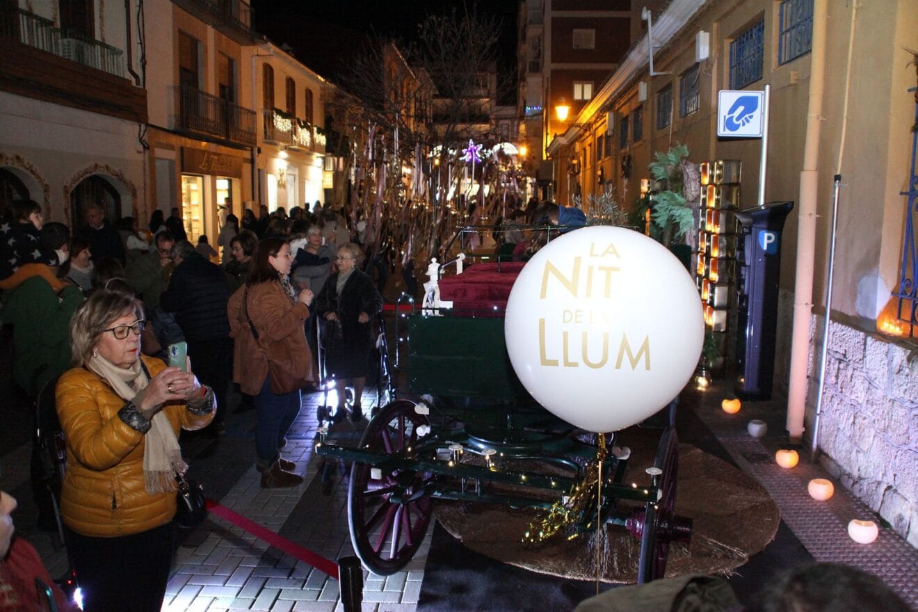 Exterior del Mercat de Dénia abarrotado durante la Nit de la Llum