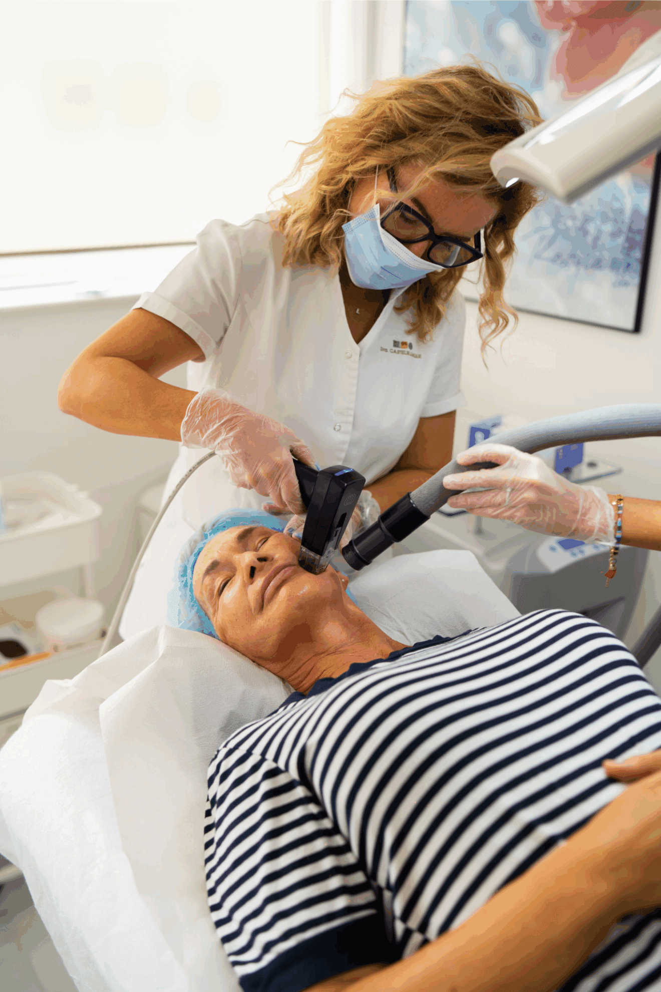 Laura Castelblanque aplicando el tratamiento de Morpheus 8