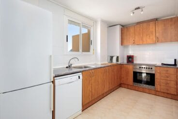 Moderna cocina abierta completamente equipada