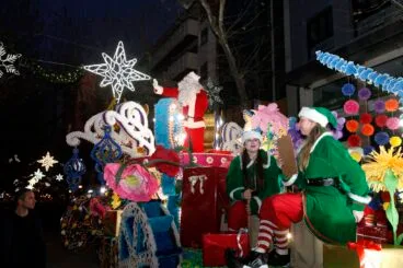 Papá Noel recorre  en carroza la calle Marqués de Campo de Dénia
