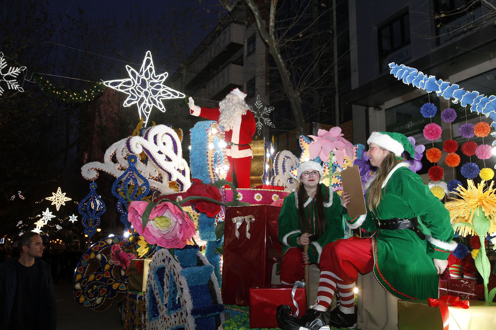 Papá Noel recorre  en carroza la calle Marqués de Campo de Dénia
