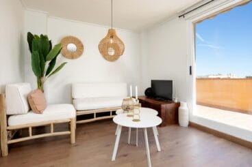 Salón minimalista de estilo boho en el ático penthouse