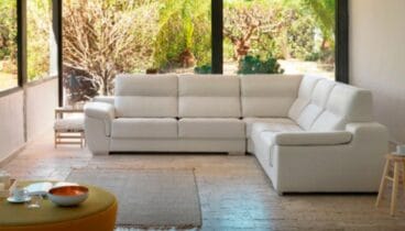 Sofás chaise long en tonos claros en Muebles Escrivá