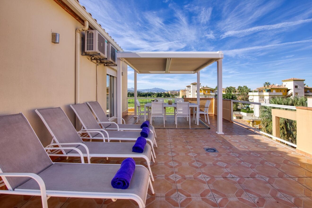 Terraza con tumbonas para relajarte mientras disfrutas de las vistas