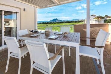 Terraza cubierta con mobiliario exterior para comer