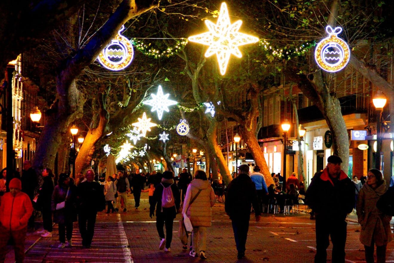 Vecinos paseando por el centro de Dénia estas Navidades