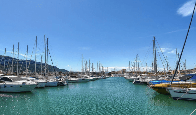 Vistas al puerto de Dénia desde este apartamento