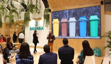 acto de balearia en fitur con creadores de contenido