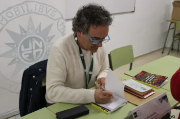 antonio villar firmando un ejemplar de su libro