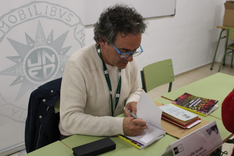 Antonio Villar firmando un ejemplar de su libro