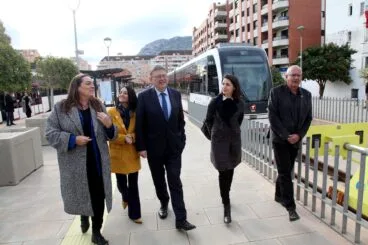 autoridades tras bajar del tren en la inauguracion de la linea 9