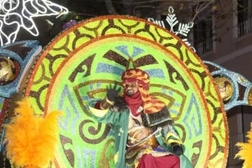 Baltasar saluda a los niños de Dénia