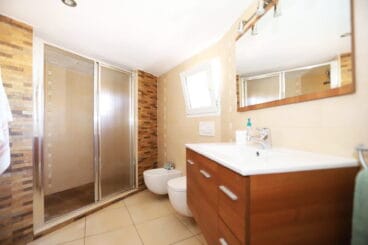 Baño con un gran plato de ducha