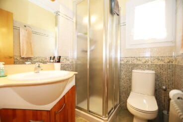 Baño de la vivienda con plato de ducha