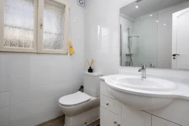 Baño de la vivienda con plato de ducha y mampara