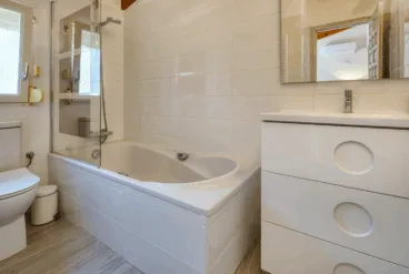 Baño equipado con bañera
