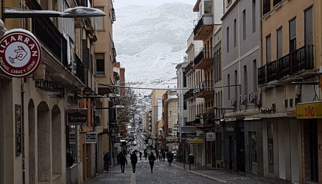 Imagen: Calle Diana frente a un Montgó completamente nevado en 2017