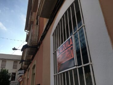 cartel de se alquila en denia