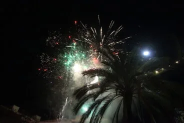 Castillo de fuegos artificiales en la cabalgata de Reyes de Dénia