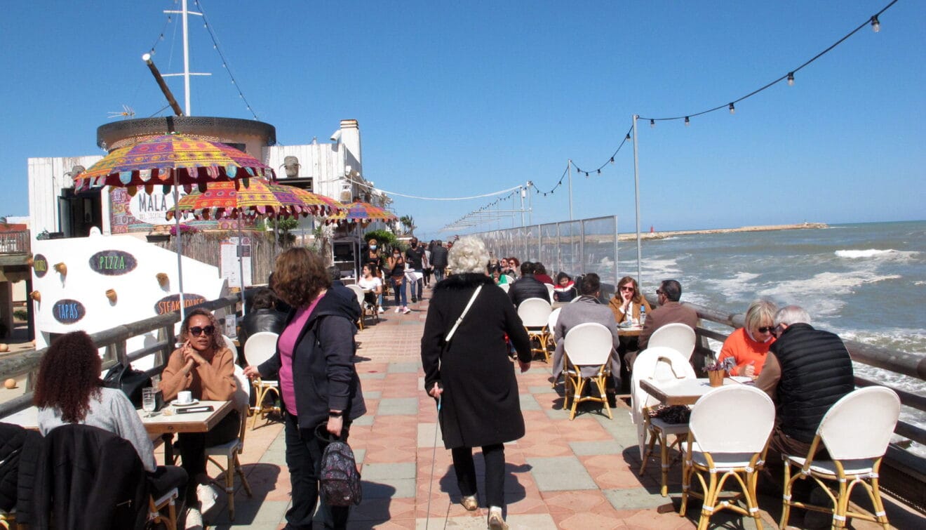 Clientes de distintas nacionalidades en la terraza de un local de Dénia